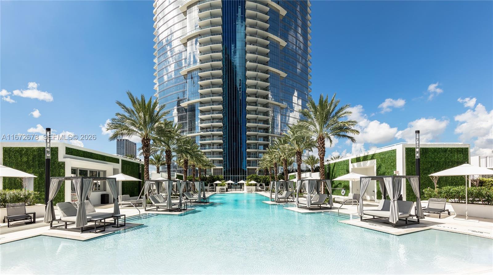 Paramount Miami Worldcenter pool deck